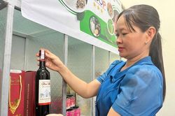 Rượu nho rừng lên bàn tiệc
