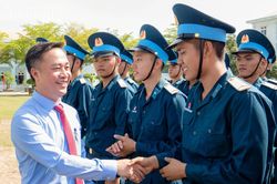 Phó Bí thư Tỉnh ủy, Chủ tịch UBND tỉnh Nguyễn Việt Hùng dự Lễ tuyên thệ chiến sĩ mới tại Sư đoàn 377