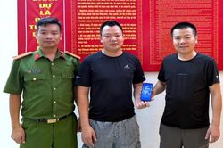 Ninh Bình: Công an phường Lê Hồ hỗ trợ người dân nhận lại 300 triệu đồng do chuyển nhầm tài khoản