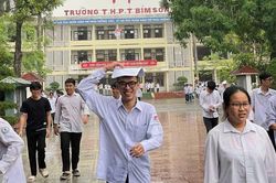 Cảm xúc vỡ òa trong ngày thi đầu tiên