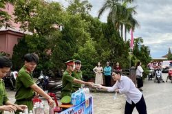 Tuổi trẻ Công an tỉnh ra quân 63 đội hình tình nguyện 'Tiếp sức mùa thi'