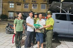 Nhặt chiếc túi giữa đường, người đàn ông bất ngờ phát hiện động vật quý hiếm