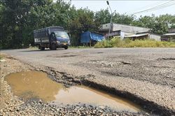 Nhiều 'ổ gà', 'ổ voi' trên tuyến ĐT.759 gây mất an toàn giao thông
