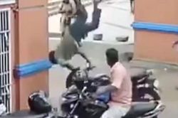 Phóng xe máy vào cổng trường, người đàn ông lộn nhiều vòng trên không rồi đứng dậy rời đi
