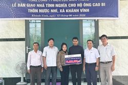 Bàn giao nhà tình nghĩa cho gia đình có hoàn cảnh khó khăn ở xã Khánh Vĩnh