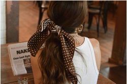 Một chiếc khăn lụa, nhiều cách mặc đẹp: Bí quyết giúp outfit trông có gu hơn hè 2026