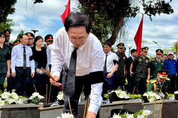 Phó Thủ tướng Hồ Quốc Dũng dự lễ truy điệu, an táng 18 hài cốt liệt sĩ hy sinh tại Campuchia