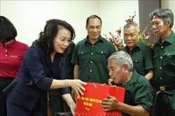 Tặng quà cho người có công dịp kỷ niệm 79 năm Ngày Thương binh - Liệt sĩ