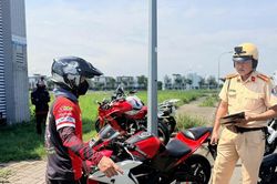 Đi tuần tra, CSGT TPHCM phát hiện nhóm người điều khiển mô tô phân khối lớn 'duyệt tay lái'
