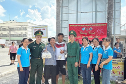 Bộ đội Biên phòng An Giang trao tặng 'Cháo ấm nghĩa tình'