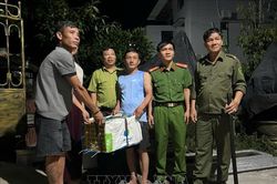 Phát hiện trăn hoang dã bên đường, người dân giao nộp cho các cơ quan chức năng
