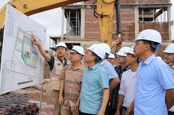 Phó Chủ tịch UBND tỉnh Nguyễn Văn Đoạt kiểm tra tiến độ xây dựng các trường liên cấp tại xã Nà Bủng, Sín Thầu