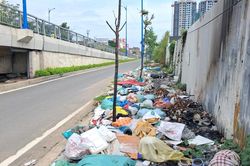 Rác thải tràn lan bên cầu Nam Lý