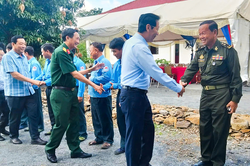 Thăm, động vi&ecirc;n Đội K93 l&agrave;m nhiệm vụ t&igrave;m kiếm, quy tập h&agrave;i cốt liệt sĩ tại Campuchia