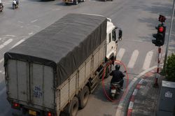 Cục CSGT chỉ c&aacute;ch x&oacute;a điểm m&ugrave; xe tải lớn, t&agrave;i xế n&ecirc;n biết