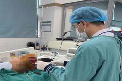 Sau 3 tháng nằm ICU do biến chứng sản khoa, người mẹ trẻ bật khóc khi được ôm con trong tay