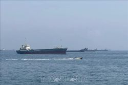 Ng&agrave;nh vận tải biển vẫn d&egrave; dặt với eo biển Hormuz