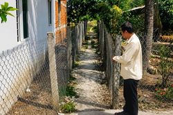 Bất động sản bị vây bọc được quyền mở lối đi ngang bất động sản liền kề ra sao?