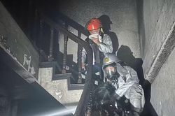 Công an Hà Nội kịp thời cứu 2 người mắc kẹt trong đám cháy