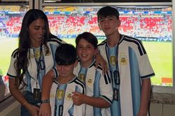 Cảm xúc của vợ con Messi sau trận đấu