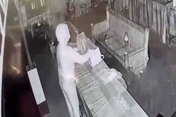 Camera giám sát ghi lại cảnh tượng bất ngờ trong quán cà phê