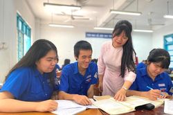 Bồi dưỡng giáo viên sử dụng bộ sách giáo khoa thống nhất trước năm học mới