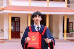 H&agrave;nh tr&igrave;nh trở th&agrave;nh thủ khoa của cậu b&eacute; mồ c&ocirc;i