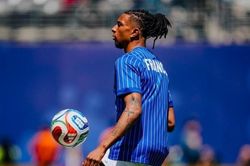 Đ&ocirc;i gi&agrave;y đặc biệt của 'người hay nhất tuyển Ph&aacute;p' ở World Cup