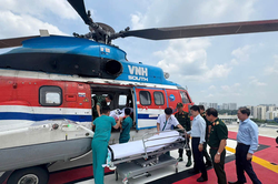 Trực thăng bay cấp cứu đưa bệnh nh&acirc;n từ Nh&agrave; gi&agrave;n DK1 về đất liền điều trị