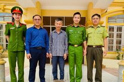 Bất ngờ chạm mặt khỉ đuôi lợn giữa đêm, người dân trình báo kiểm lâm