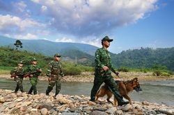 Những người gieo 'hạt giống đỏ' dựng xây bản làng biên giới