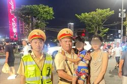 Cảnh sát giao thông Đà Nẵng kịp thời hỗ trợ cháu bé đi lạc trong đêm pháo hoa