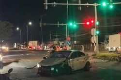 Ô tô va chạm xe máy dừng đèn đỏ, hai người tử vong
