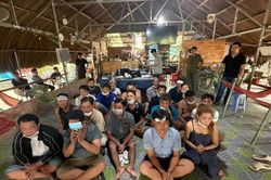 TPHCM triệt xóa tụ điểm cá cược đá gà qua mạng, thu giữ nhiều súng, đạn