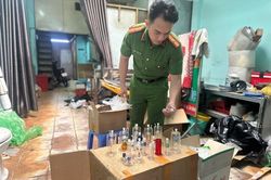 Công an TPHCM bắt 12 người sau khi kiểm tra một căn nhà