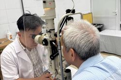 Dập nhãn cầu, rơi thủy tinh thể sau cú đập cầu lông