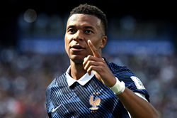 HLV Iraq Graham Arnold: Cần '3 thủ môn' để ngăn Mbappé