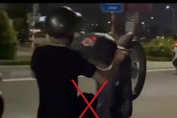 Xử l&yacute; nam thanh ni&ecirc;n bốc đầu xe m&ocirc; t&ocirc; sau v&agrave;i giờ clip lan truyền tr&ecirc;n mạng