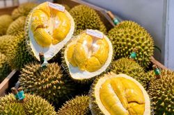 Sầu riêng giá siêu rẻ: Người bán cảnh báo, khách 'nghiện sầu' tiết lộ bí quyết chọn quả ngon