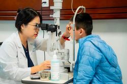 Trẻ cần được khám mắt định kỳ để sớm phát hiện cận thị