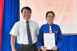 7 học sinh Trường THPT Giá Rai vinh dự đứng vào hàng ngũ của Đảng