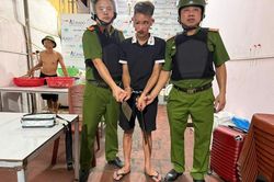 Mâu thuẫn tại quán cơm, nam thanh niên 18 tuổi lấy 2 con dao đe dọa người khác