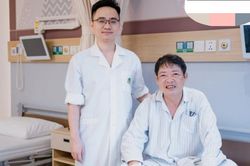 Khó thở, mệt mỏi, người đàn ông ngừng tim ngay tại phòng khám