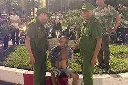 Hà Nội: Cảnh sát khống chế đối tượng dùng dao đuổi chém người đi đường