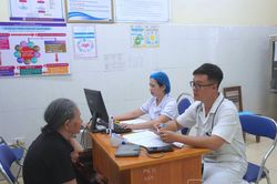 Ch&iacute;nh s&aacute;ch y tế đi v&agrave;o cuộc sống