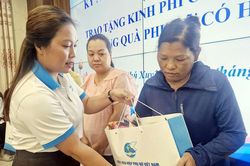 Trao tặng 10 suất quà cho hội viên phụ nữ xã Phú Xuyên có hoàn cảnh khó khăn