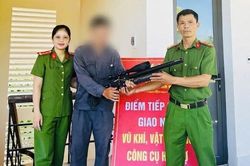 Người d&acirc;n giao nộp 'h&agrave;ng n&oacute;ng'
