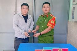 Nhặt được của rơi, thông qua Công an xã trả lại người bị mất