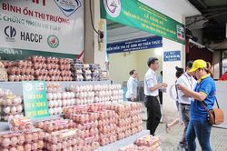 TP.Hồ Ch&iacute; Minh tăng cường gi&aacute;m s&aacute;t an to&agrave;n thực phẩm ngay từ thị trường