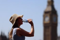 Nắng nóng 'thiêu đốt' lục địa châu Âu, hàng trăm người thiệt mạng